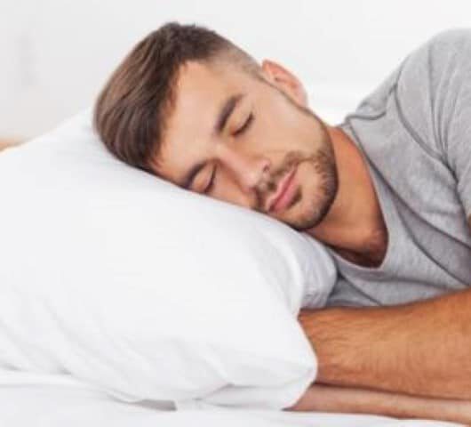 האם מיטה מתכווננת עוזרת לישון טוב יותר